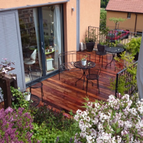 réfection d'une terrasse en bois entourée de plusieurs plantations 