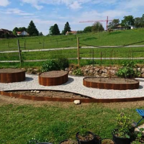 Jardin après! Créations de bacs en fer à béton tressés, différentes bordures et bacs pour framboisiers en tôle d'acier. 