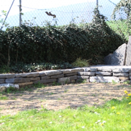Petit mur en pierre naturelle, sec pour remplacer un ancien compost en fond de jardin Petit mur en pierre naturelle, sec pour remplacer un ancien compost en fond de jardin