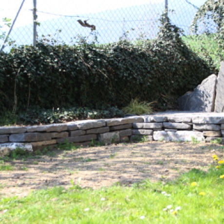 Petit mur en pierre naturelle, sec pour remplacer un ancien compost en fond de jardin