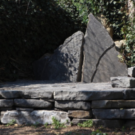Une assise est installée, retenue par des pierres trouvées sur place. Le paysan voisin stock ses pierres des champs juste à côté Une assise est installée, retenue par des pierres trouvées sur place. Le paysan voisin stock ses pierres des champs juste à côté
