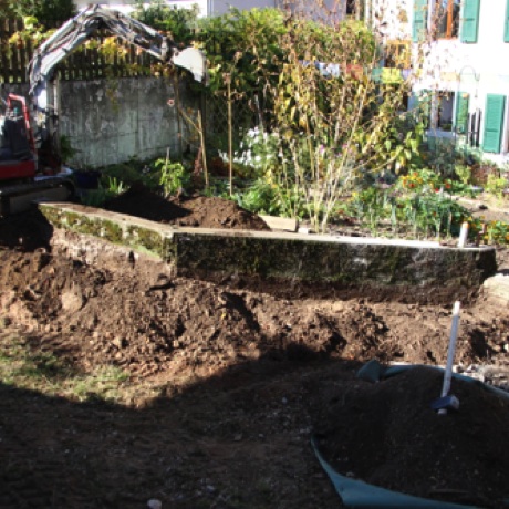 Démontage d'un muret en béton. La surprise: il est plus profond qu'à l'endroit sondé lors de la visite, et beaucoup plus dur que ce que je pensais