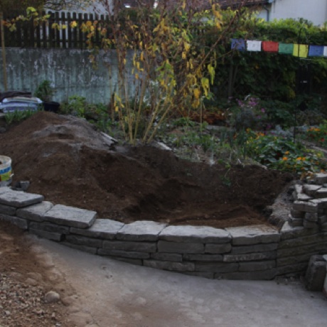 Ancien muret évacué, le nouveau donne plus d'espace au jardin et offre une nouvelle courbe plus harmonieuse
